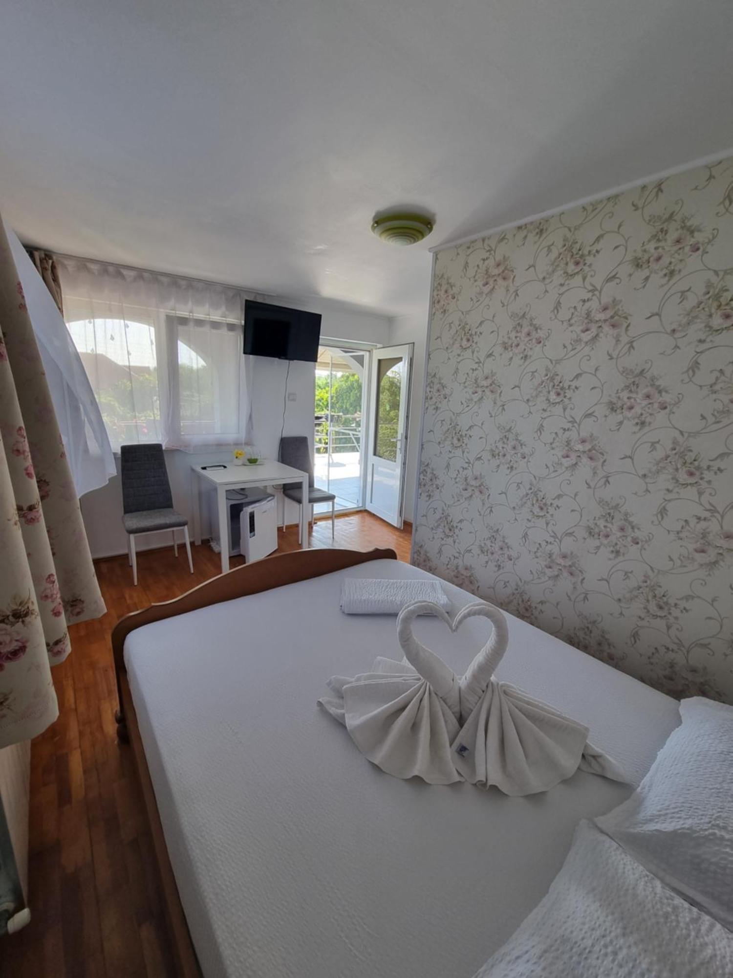 Casa Cu Trandafiri Murighiol Bagian luar foto