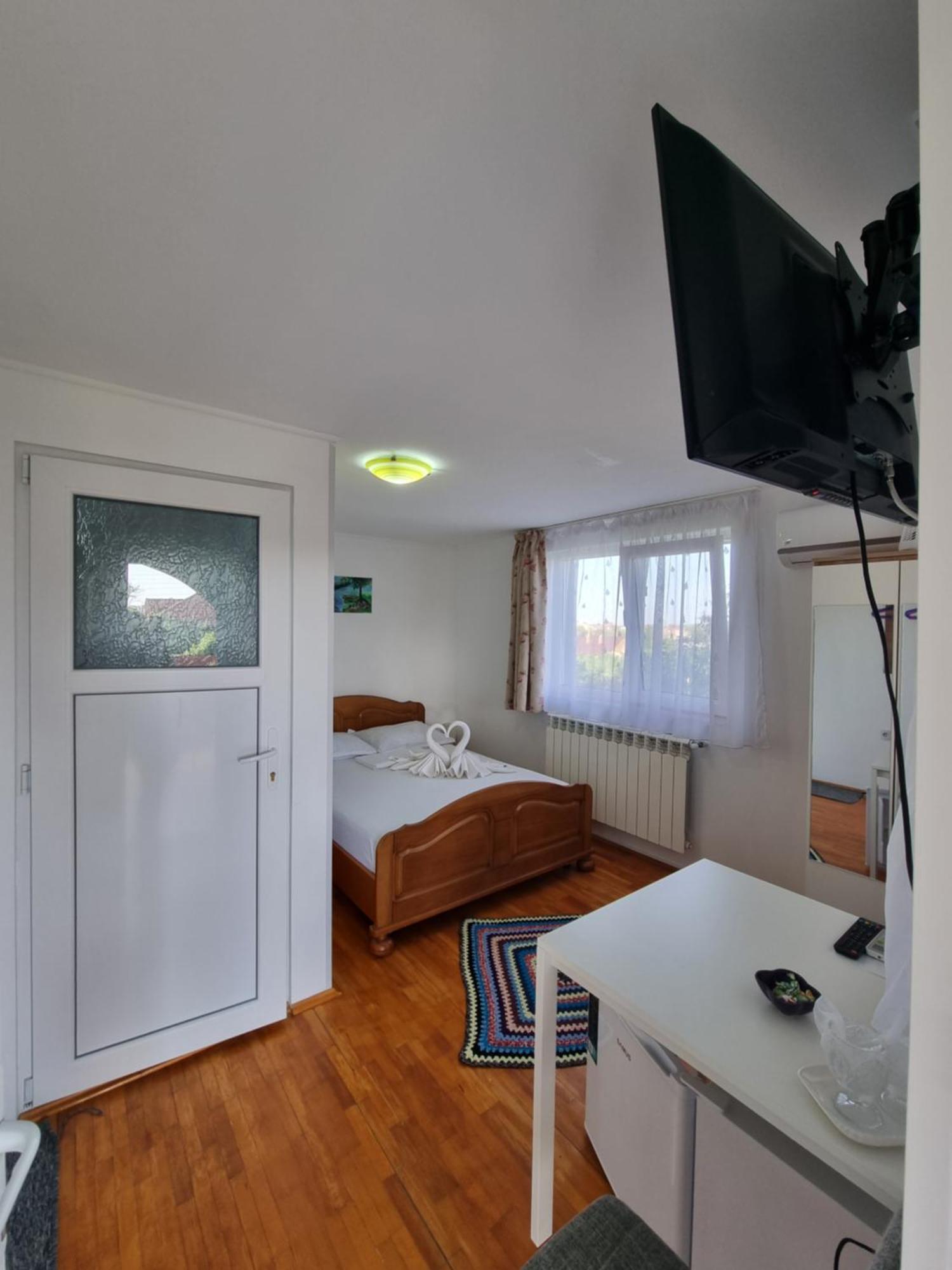 Casa Cu Trandafiri Murighiol Bagian luar foto
